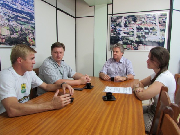 2015_03_09_Município e Colégio Tetuônia debateram expansão do Projeto de Atletismo (2)